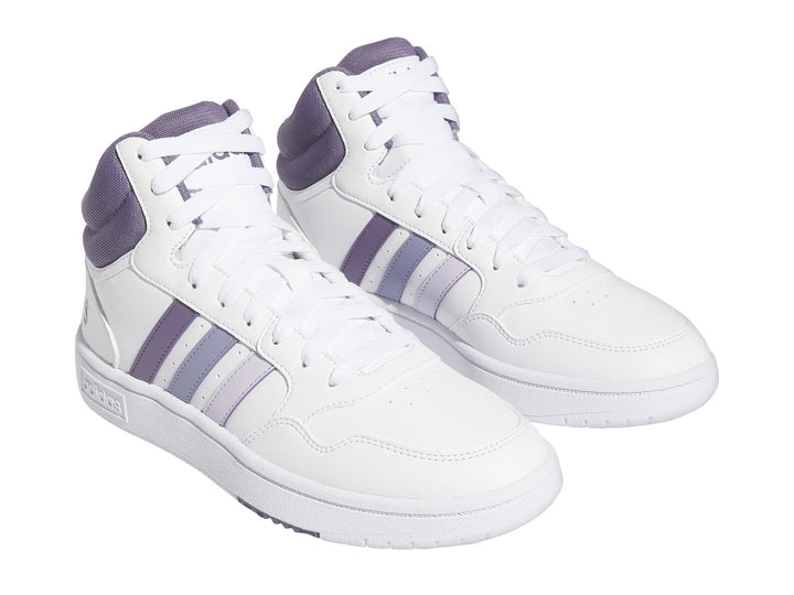 Tenis Adidas Hoops 3.0 Mid color blanco con detalles en morado.