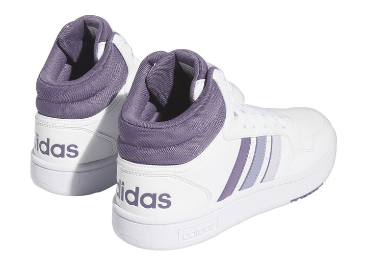 Tenis Adidas Hoops 3.0 Mid color blanco con detalles en morado.