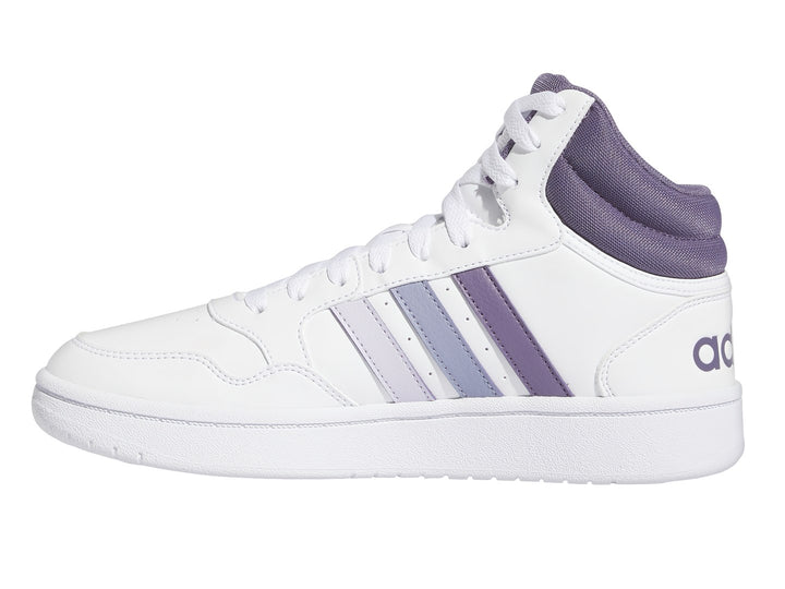 Tenis Adidas Hoops 3.0 Mid color blanco con detalles en morado.