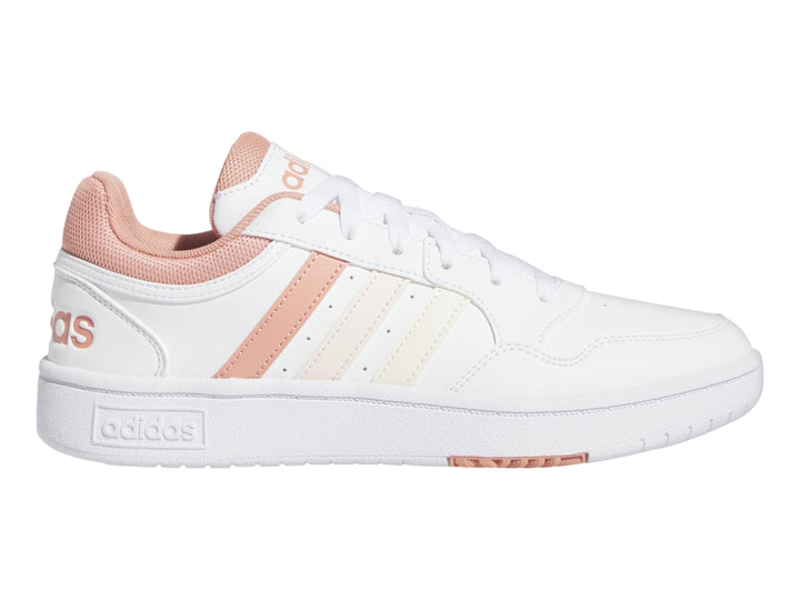 Tenis Adidas Hoops 3.0 en color blanco con franjas y detalles en tono rosa pastel.