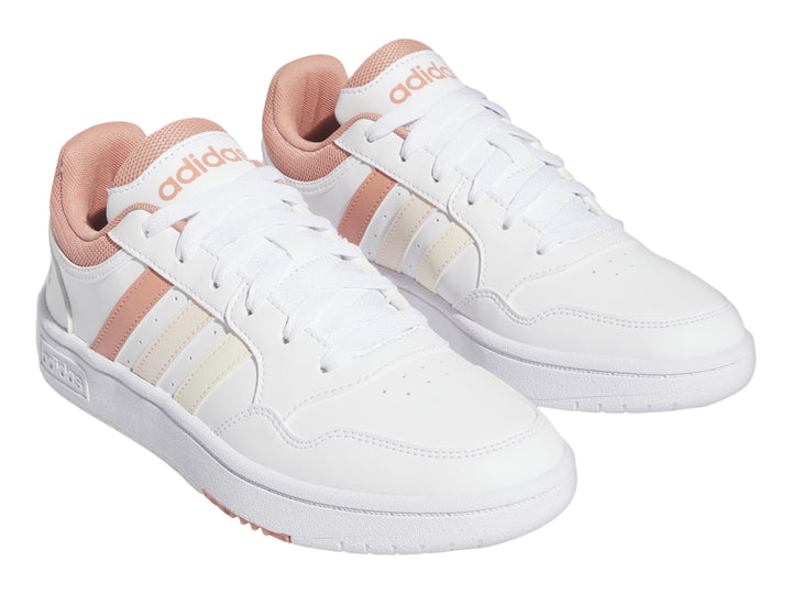 Tenis Adidas Hoops 3.0 en color blanco con franjas y detalles en tono rosa pastel.
