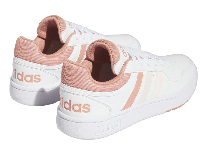 Tenis Adidas Hoops 3.0 en color blanco con franjas y detalles en tono rosa pastel.