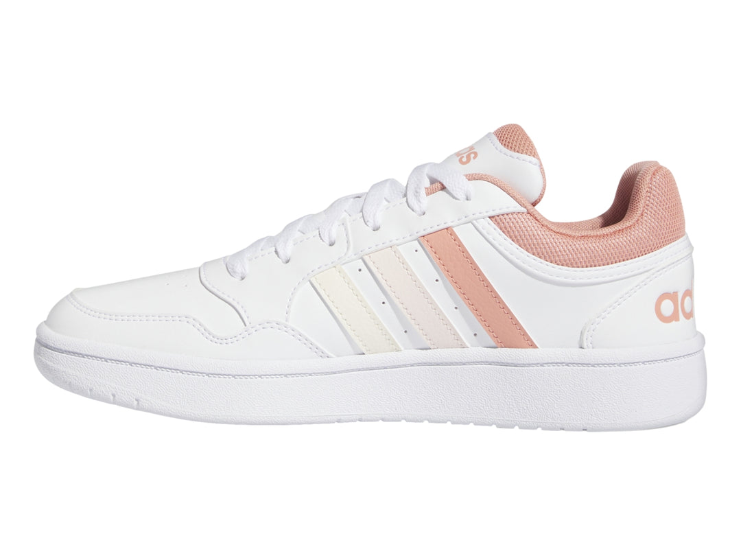 Tenis Adidas Hoops 3.0 en color blanco con franjas y detalles en tono rosa pastel.