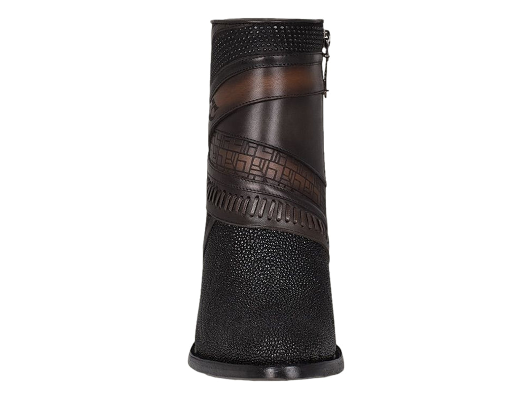 Botín negro de la marca Cuadra con detalles en cuero marrón y textura de piel de mantarraya en la punta y tacón.