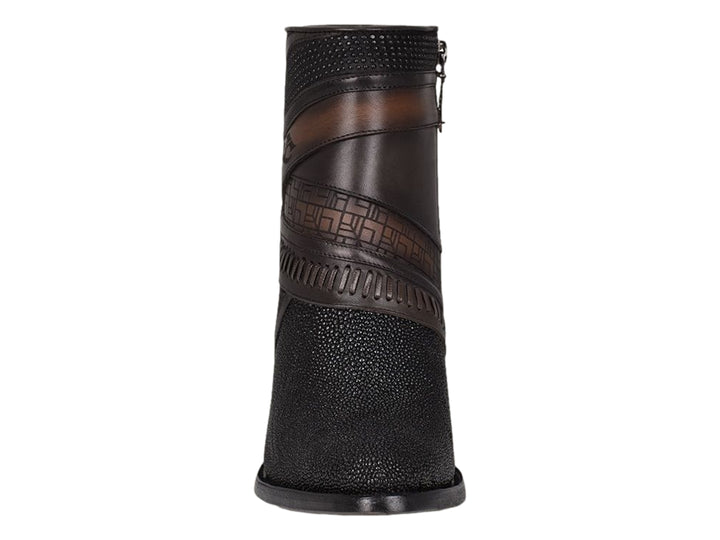Botín negro de la marca Cuadra con detalles en cuero marrón y textura de piel de mantarraya en la punta y tacón.