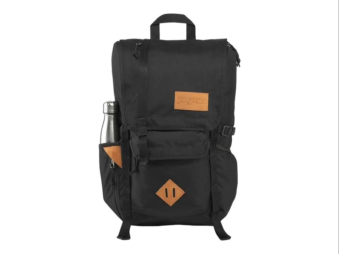 Mochila JanSport modelo Hatchet color negro con detalles en color café y bolsillo lateral para botella.