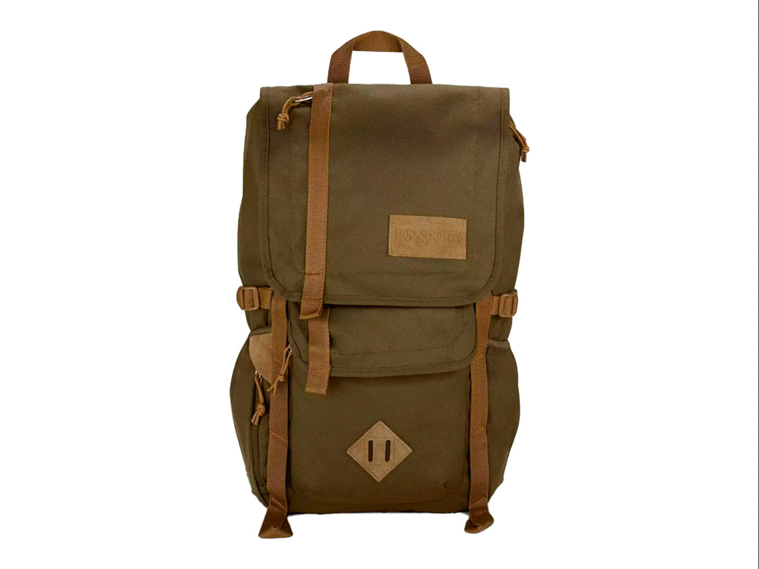 Mochila JanSport modelo Hatchet en color verde militar con correas frontales y asa superior.