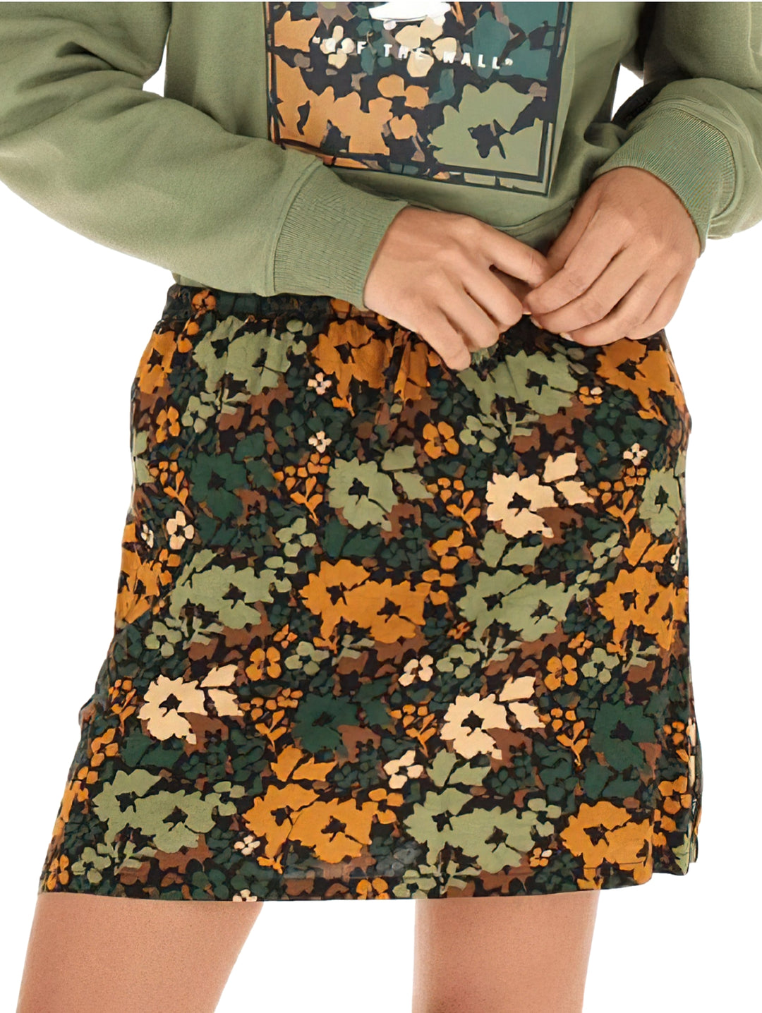Falda corta VANS Parksfield con estampado de hojas en colores verde, naranja y negro.