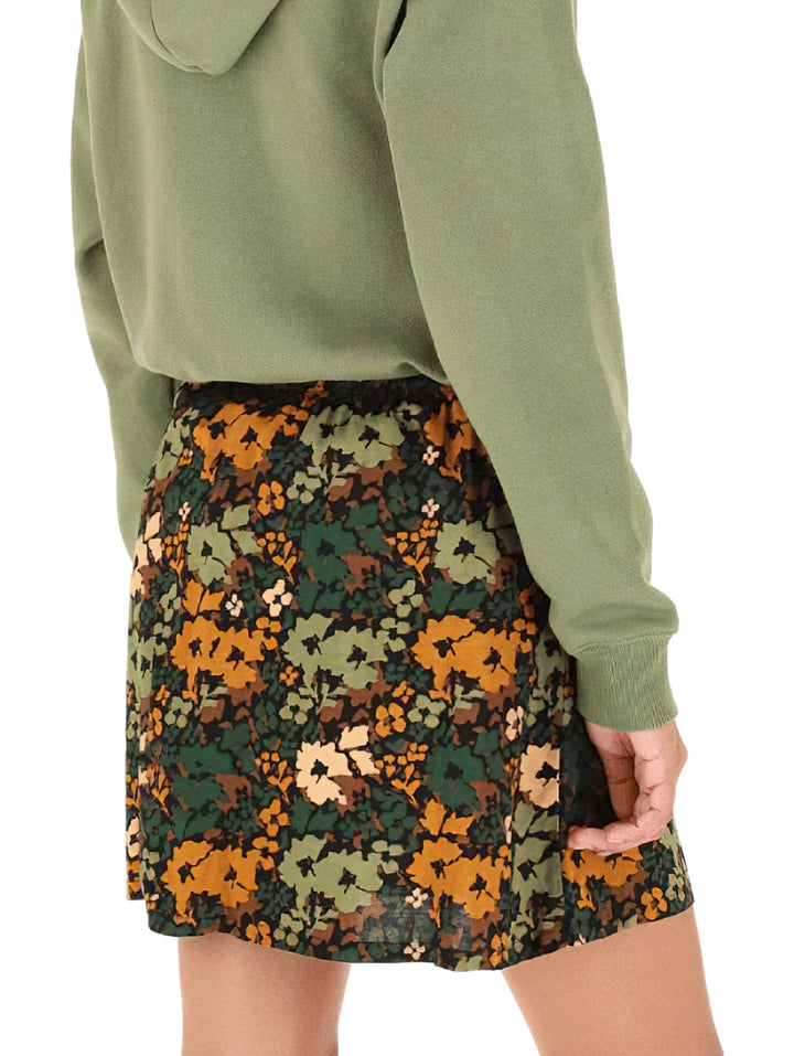 Falda corta VANS Parksfield con estampado de hojas en colores verde, naranja y negro.