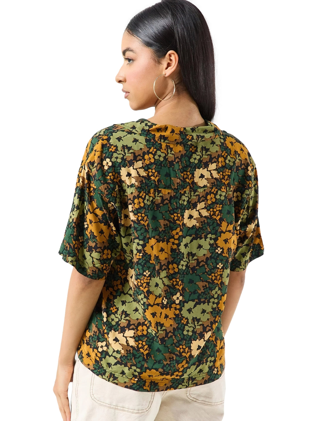 Camisa Vans de manga corta con estampado floral en tonos verde loden y amarillo, cuello en V y botones frontales.