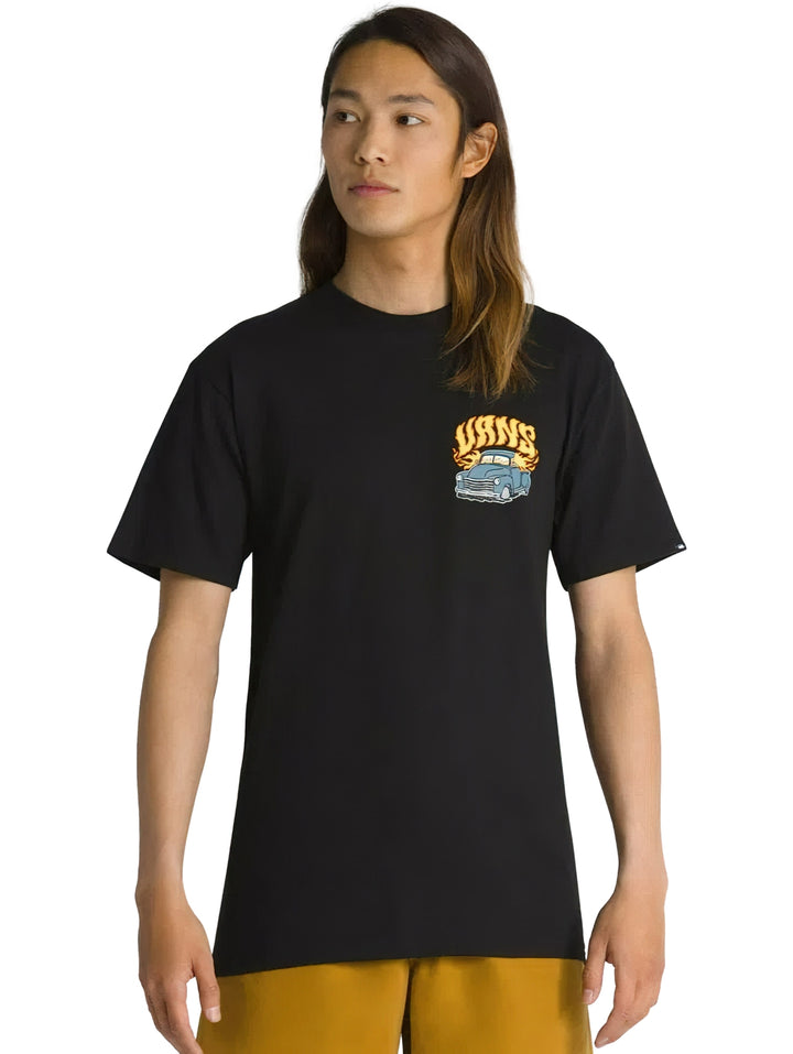 Hombre vistiendo una camiseta negra de manga corta VANS con un gráfico frontal de un auto y texto amarillo.