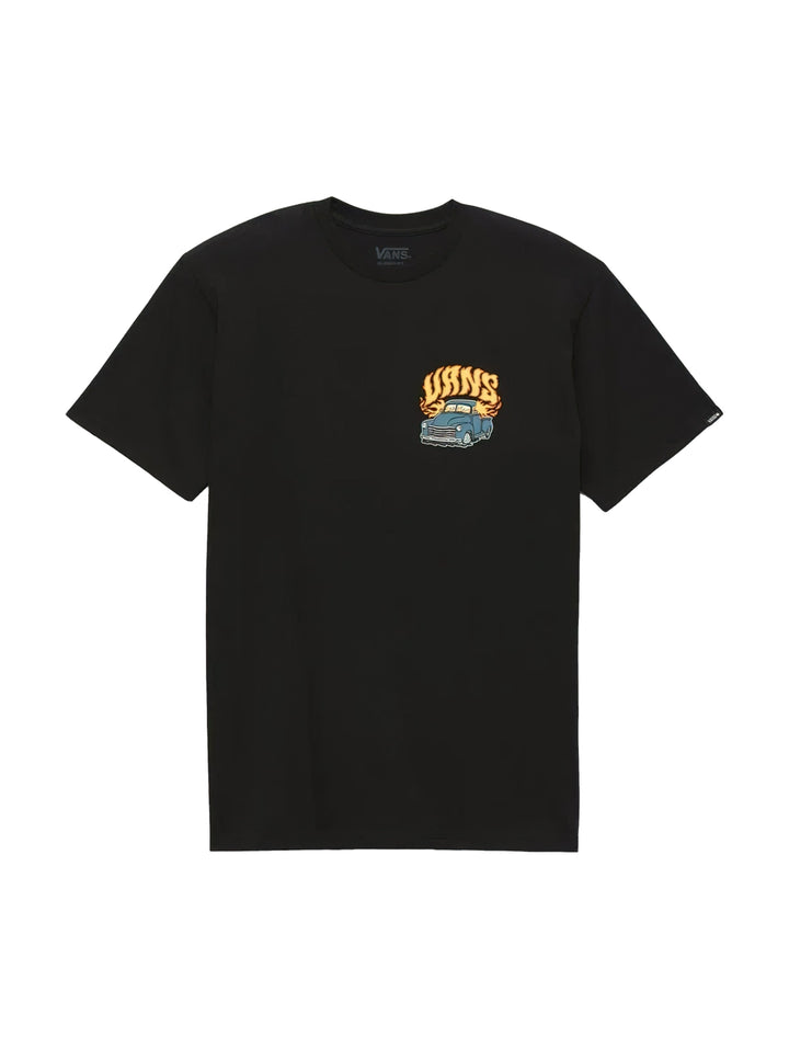 Hombre vistiendo una camiseta negra de manga corta VANS con un gráfico frontal de un auto y texto amarillo.