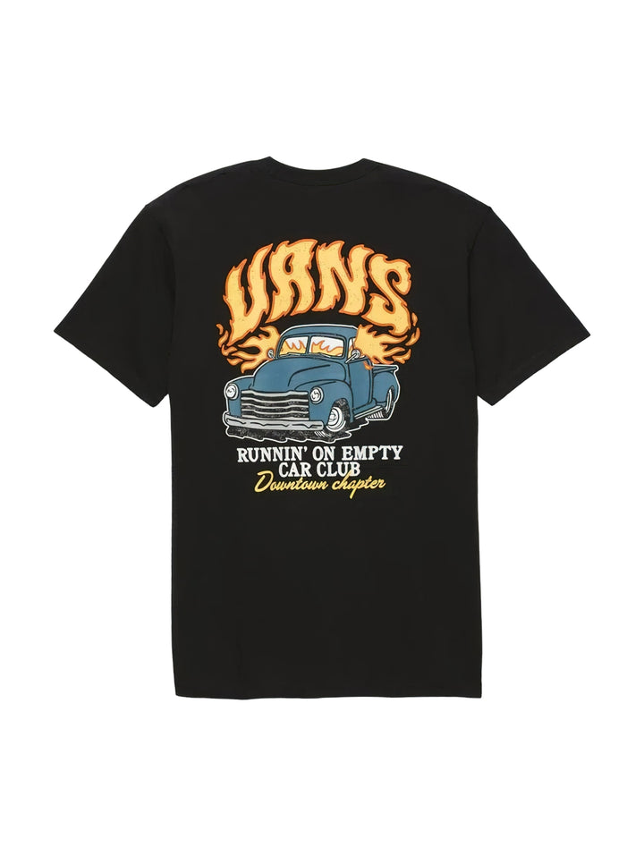 Hombre vistiendo una camiseta negra de manga corta VANS con un gráfico frontal de un auto y texto amarillo.