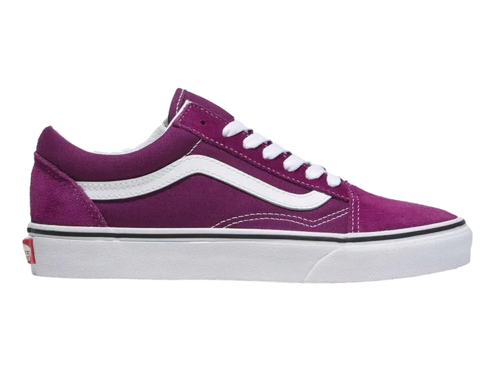 Tenis VANS Old Skool en color morado oscuro con la clásica franja lateral y suela en color blanco.