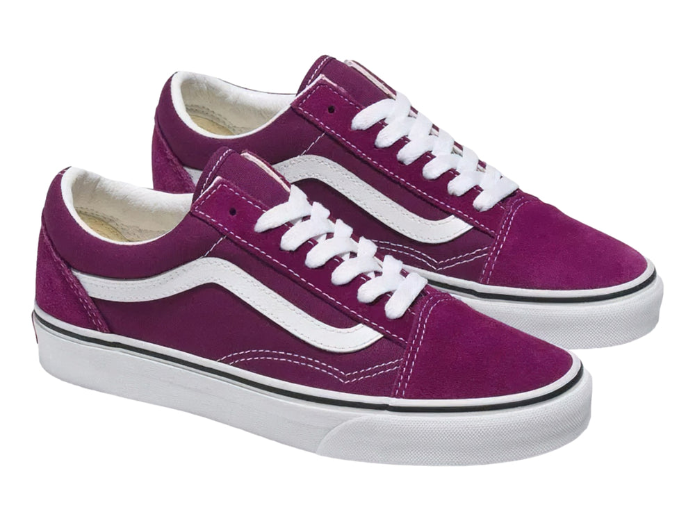 Tenis VANS Old Skool en color morado oscuro con la clásica franja lateral y suela en color blanco.