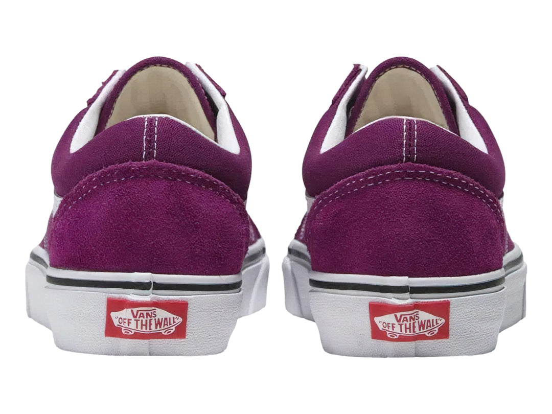 Tenis VANS Old Skool en color morado oscuro con la clásica franja lateral y suela en color blanco.