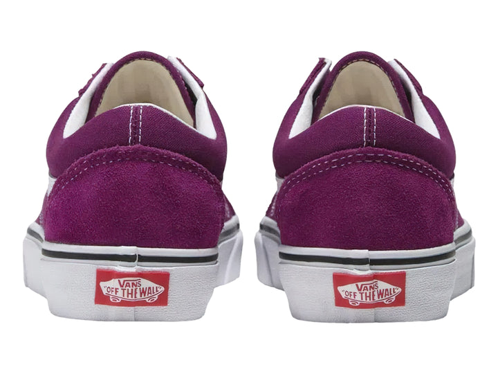 Tenis VANS Old Skool en color morado oscuro con la clásica franja lateral y suela en color blanco.