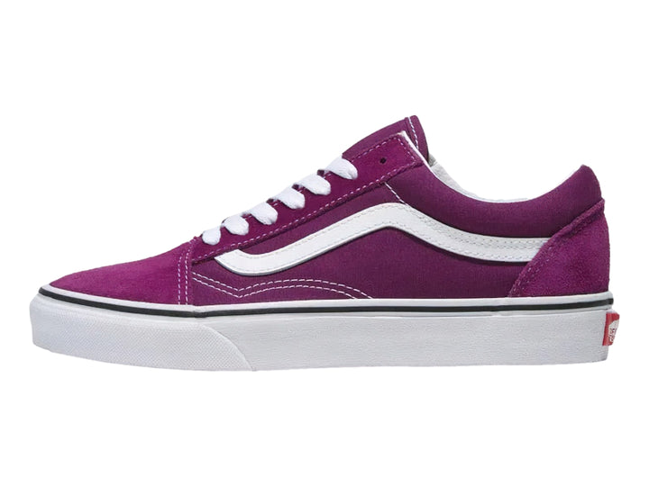 Tenis VANS Old Skool en color morado oscuro con la clásica franja lateral y suela en color blanco.