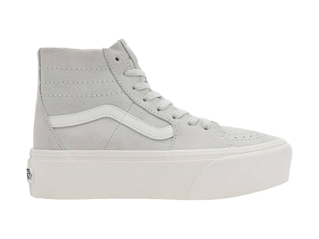 Tenis VANS Sk8-Hi Tapered Stackform en color gris con suela de plataforma blanca y agujetas coordinadas.