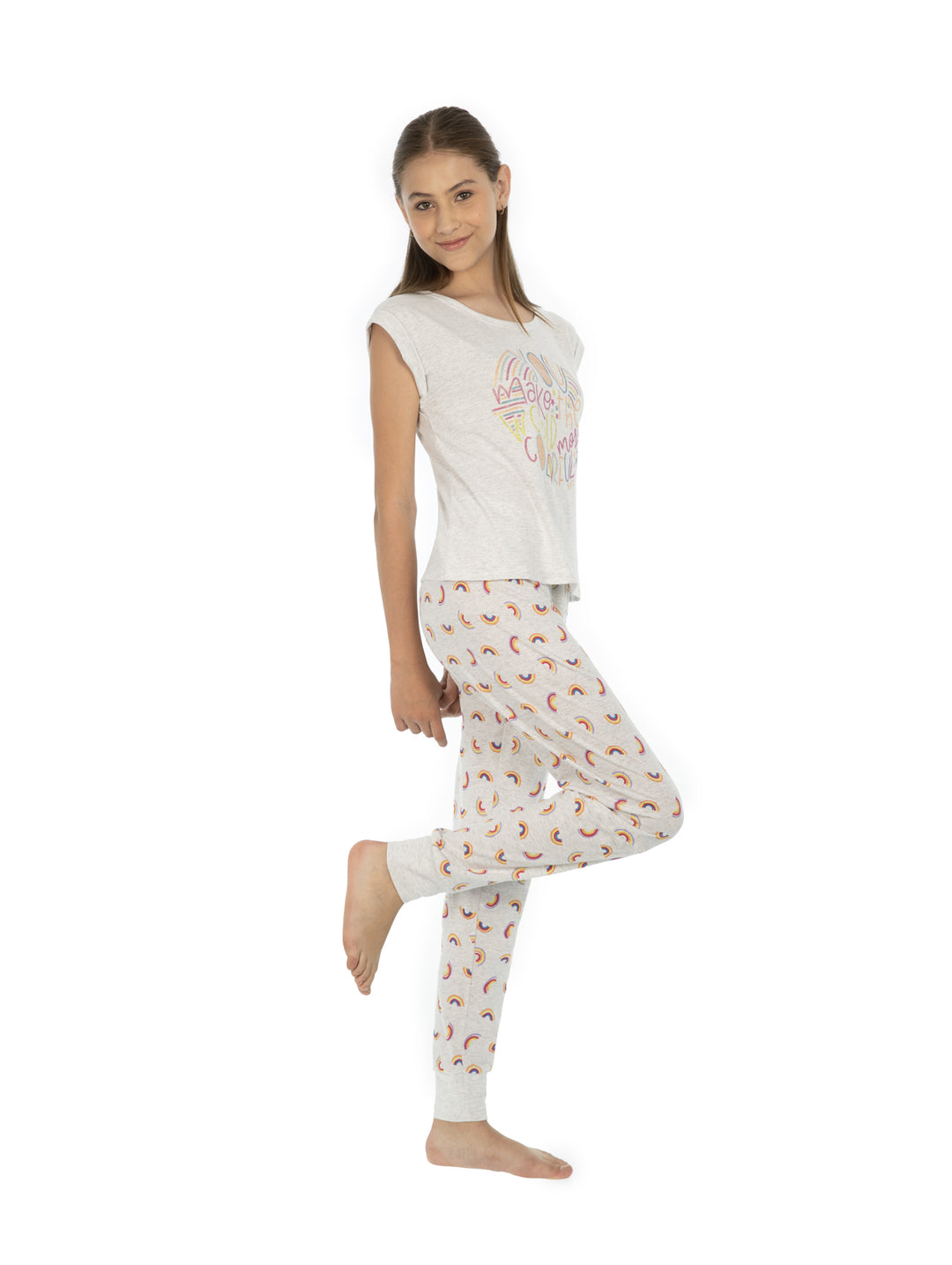 Conjunto de pijama para niña compuesto por playera blanca y pantalón blanco con estampado multicolor.