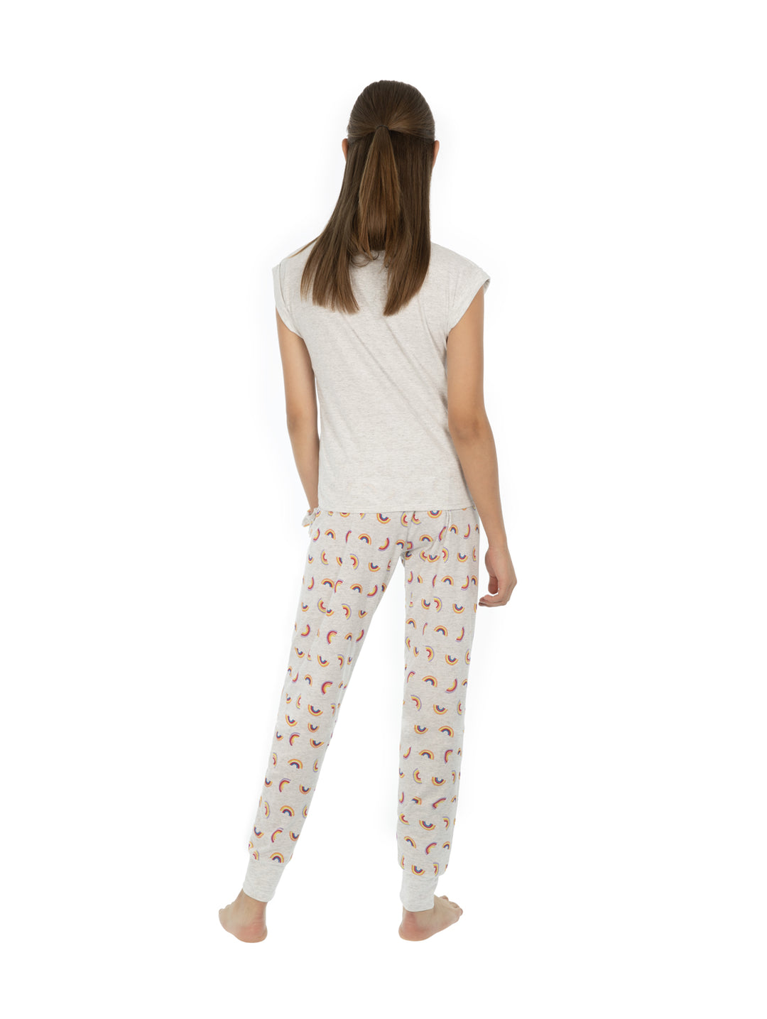 Conjunto de pijama para niña compuesto por playera blanca y pantalón blanco con estampado multicolor.