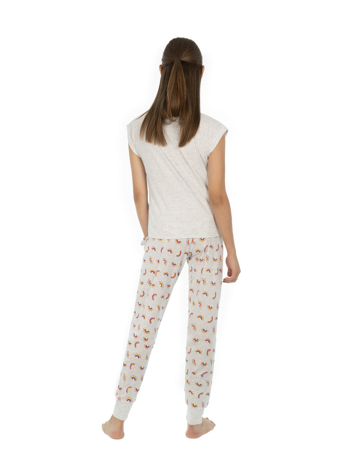 Conjunto de pijama para niña compuesto por playera blanca y pantalón blanco con estampado multicolor.