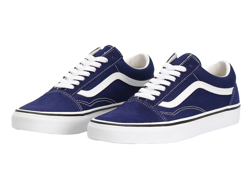 Tenis Vans Old Skool color azul beacon blue con franja lateral y suela blanca.