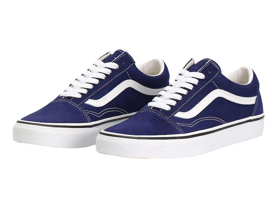 Tenis Vans Old Skool color azul beacon blue con franja lateral y suela blanca.