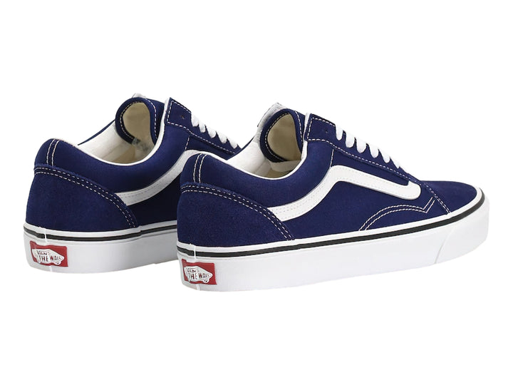 Tenis Vans Old Skool color azul beacon blue con franja lateral y suela blanca.