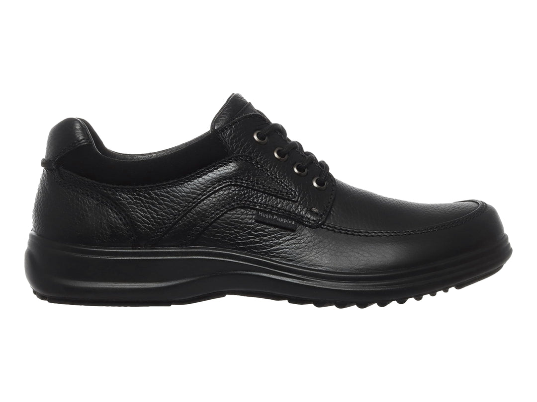 Zapato casual de cuero negro con cordones y suela negra.