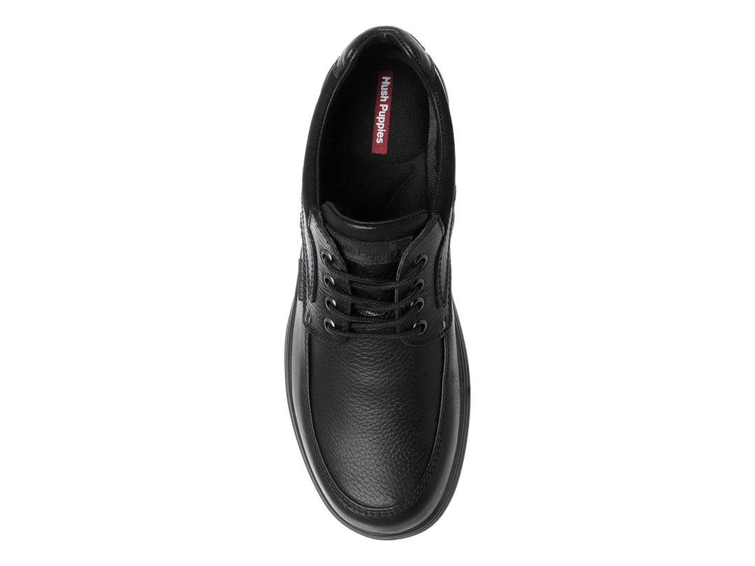 Zapato casual de cuero negro con cordones y suela negra.