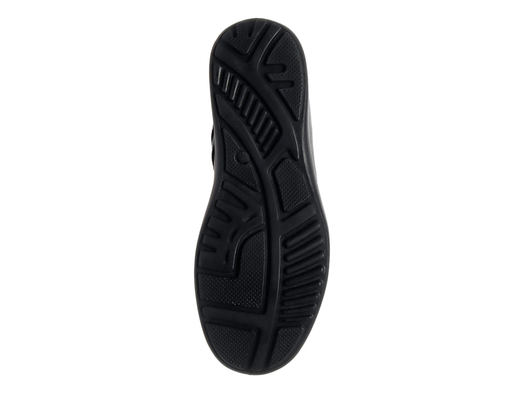 Zapato casual de cuero negro con cordones y suela negra.