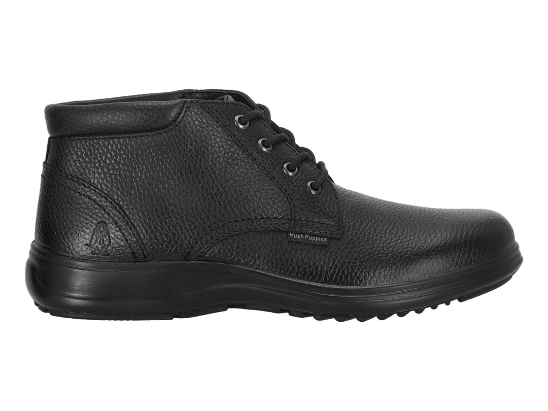 Botín de cuero negro marca Hush Puppies con cordones y suela negra.