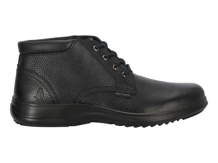 Botín de cuero negro marca Hush Puppies con cordones y suela negra.