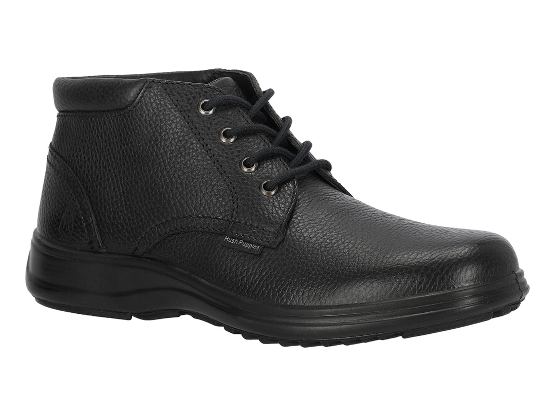 Botín de cuero negro marca Hush Puppies con cordones y suela negra.