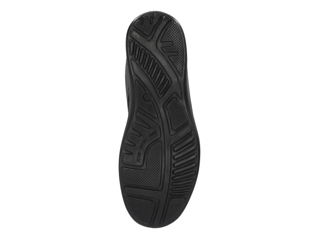 Botín de cuero negro marca Hush Puppies con cordones y suela negra.