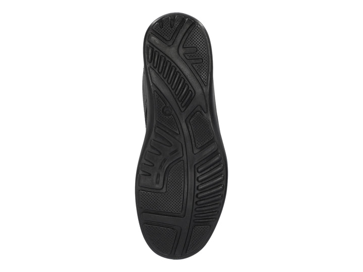 Botín de cuero negro marca Hush Puppies con cordones y suela negra.