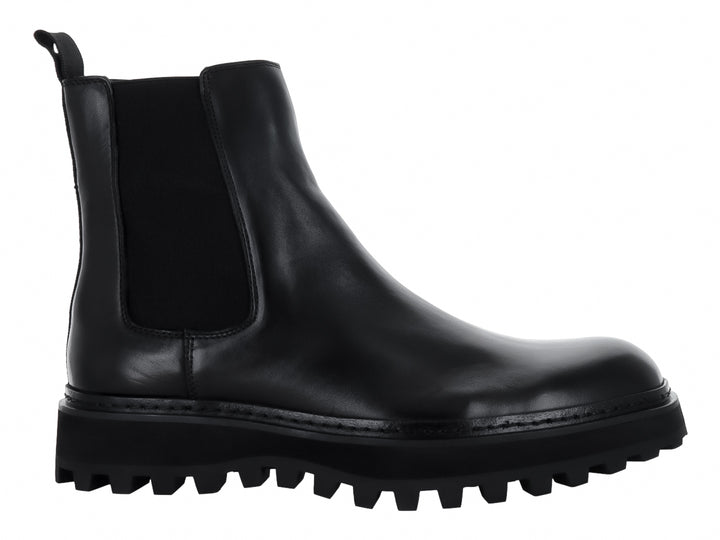 Bota Chelsea de cuero negro con suela track gruesa y dentada.
