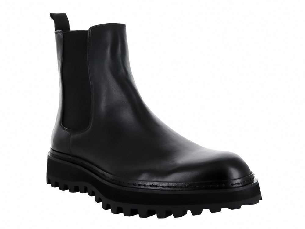 Bota Chelsea de cuero negro con suela track gruesa y dentada.
