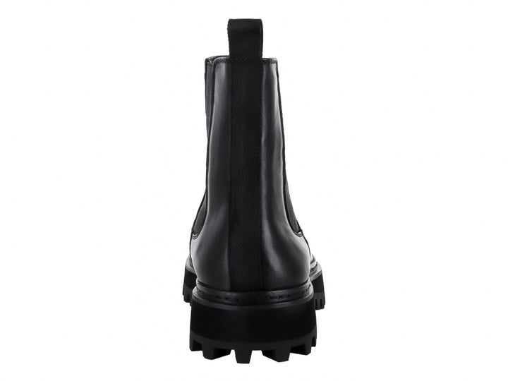 Bota Chelsea de cuero negro con suela track gruesa y dentada.