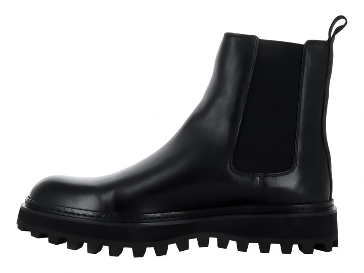 Bota Chelsea de cuero negro con suela track gruesa y dentada.