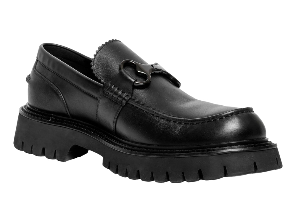 Zapato mocasín Steve Madden Gustav en cuero negro con suela track gruesa y plataforma.