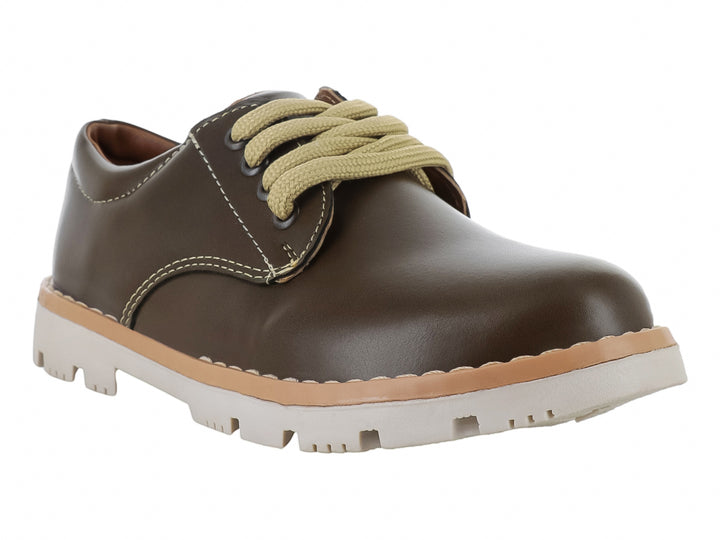 Zapato casual para niño color verde musgo con cordones beige y suela blanca dentada.