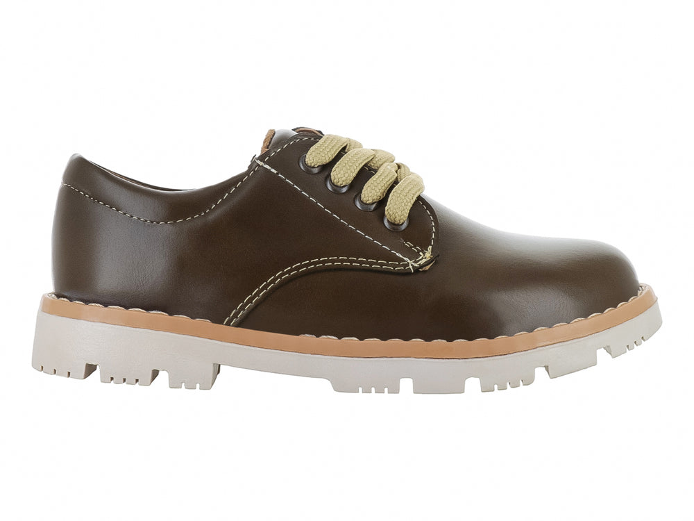 Zapato casual para niño color verde musgo con cordones beige y suela blanca dentada.