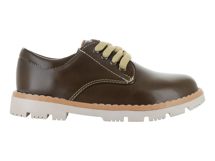 Zapato casual para niño color verde musgo con cordones beige y suela blanca dentada.