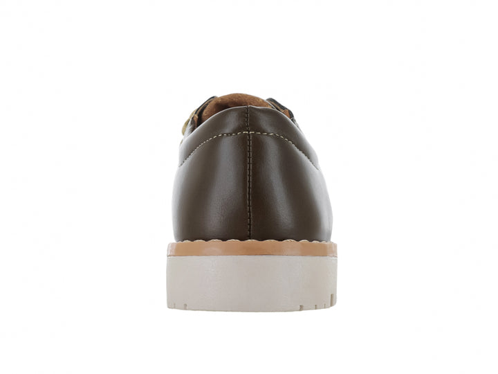 Zapato casual para niño color verde musgo con cordones beige y suela blanca dentada.