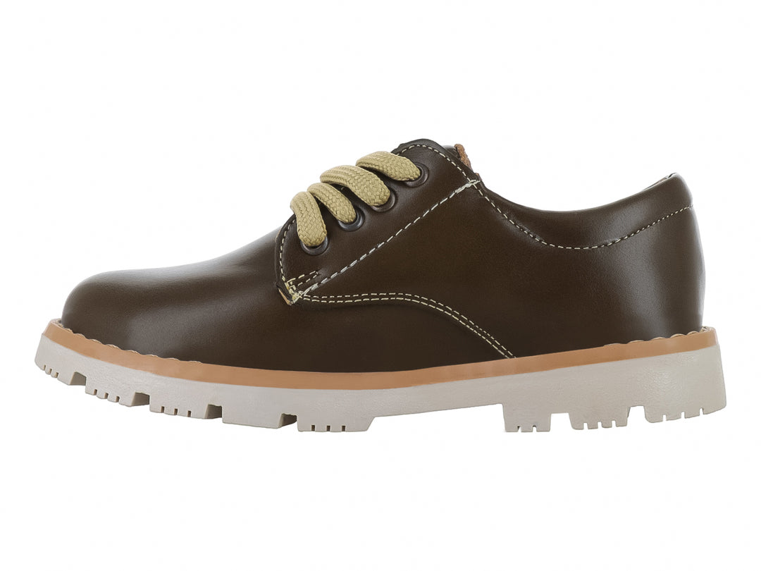 Zapato casual para niño color verde musgo con cordones beige y suela blanca dentada.