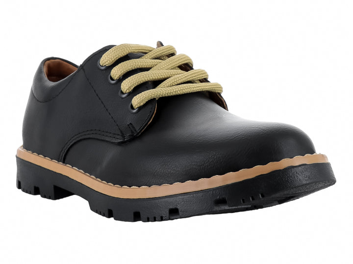 Zapato infantil negro con agujetas beige y suela con detalle café.
