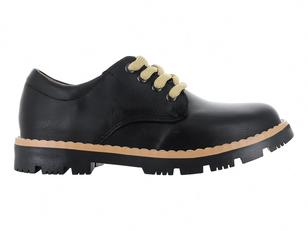 Zapato infantil negro con agujetas beige y suela con detalle café.