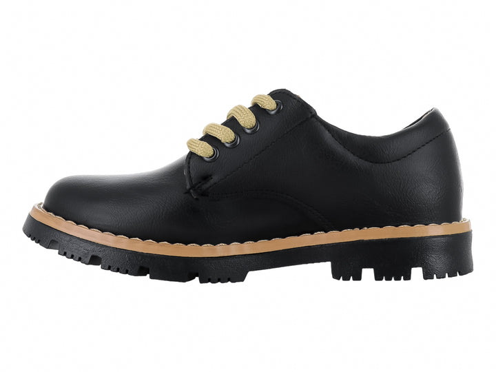 Zapato infantil Confratelli color negro con agujetas beige y suela gruesa negra con detalle lateral beige.